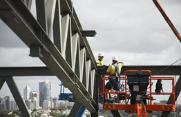 construction photography watpac installing roof truss on tri building large